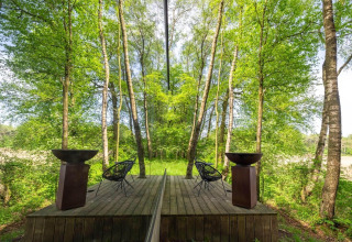 Spiegelgevel van ÖÖD Suite bij Wilsumer Berge in Duitsland weerspiegelt het groene boslandschap.