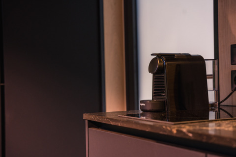 Une machine à café noire sur un plan de travail en marbre dans l’ÖÖD Suite à Wilsumer Berge, Allemagne.