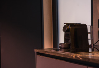 Una cafetera negra sobre una encimera de mármol en la tiny house ÖÖD Suite en Wilsumer Berge, Alemania.