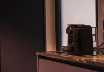 Une machine à café noire sur un plan de travail en marbre dans l’ÖÖD Suite à Wilsumer Berge, Allemagne.