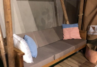 Zona de descanso con cojines en una tienda safari de Veluwepark de Bosgraaf, Países Bajos.