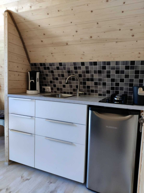 Moderne Küchenzeile in der Woodlodge mit Mosaikfliesen und Kaffeemaschine, Wilsumer Berge, Deutschland.