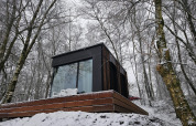 Nokken NKN-18 Cabin ved Wilsumer Berge i Tyskland, omgivet af sneklædte træer og moderne arkitektur.
