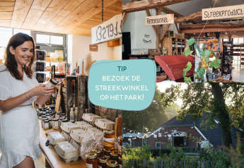 Vrouw winkelt in de streekwinkel op een glampinglocatie, omringd door lokale producten in het park.
