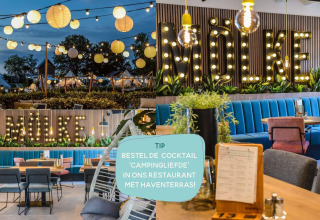 Glamping con lanterne appese e ristorante moderno con divani blu e grandi lettere luminose 'Mölke'.