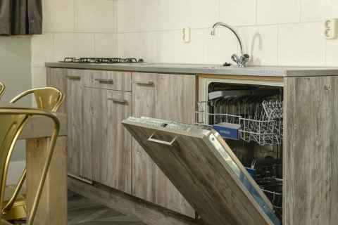 Moderne keuken in de Baby & children bungalow op Holiday Park Mölke, Nederland, met open vaatwasser.