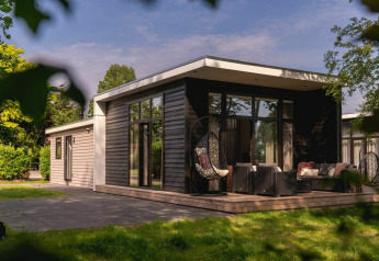 Moderne tiny house River Cabin met terras en gezellige lounge bij Holiday Park Mölke in Nederland.