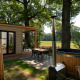 Außenbereich der Nature Lodge mit Sauna und Whirlpool im Holiday Park Mölke, umgeben von Natur in Holland.