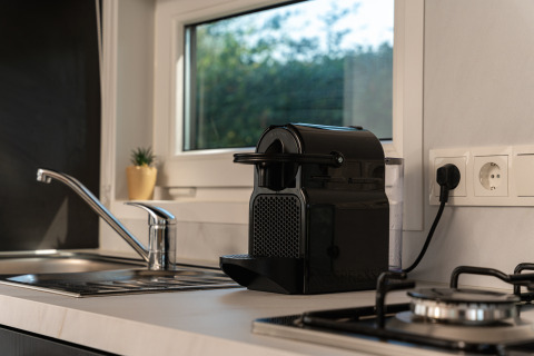 Moderne kitchenette met koffiemachine, gootsteen en gasvuur in een Nature Lodge, Holiday Park Mölke.