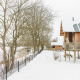 Baite di legno in paesaggio innevato al Holiday Park Mölke, Regge Cottage, Paesi Bassi, in inverno.