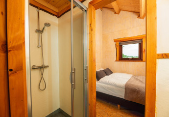 Foto van een compacte slaapkamer en douche in Regge Cottage + hot tub bij Holiday Park Mölke in Nederland.