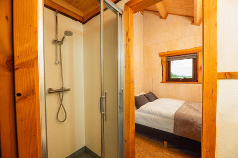 Foto von Schlafzimmer mit Dusche im Regge Cottage + Hot Tub im Holiday Park Mölke in den Niederlanden.