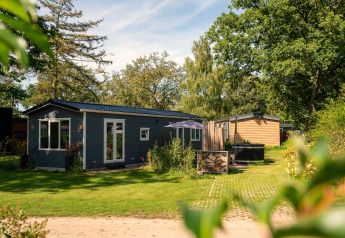 Foto von Bungalette basic plus Whirlpool im Holiday Park Mölke in den Niederlanden, umgeben von Natur.