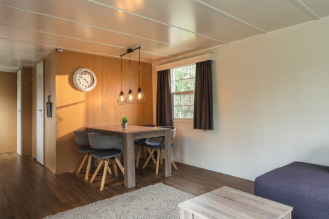 Interior moderno de Bungalette Basic + con jacuzzi en Holiday Park Mölke, Países Bajos, comedor y salón.