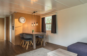 Interni moderni di Bungalette Basic + con vasca idromassaggio, Holiday Park Mölke, Paesi Bassi, zona pranzo.