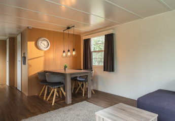 Intérieur moderne du Bungalette Basic + avec jacuzzi, Holiday Park Mölke, Pays-Bas, coin repas et salon.