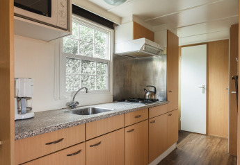 Moderne Küche im Bungalette basic + mit Whirlpool im Holiday Park Mölke, Niederlande, mit Holzfronten.
