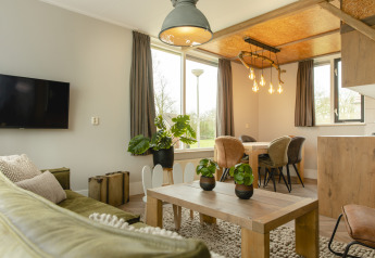 Lys og moderne opholdsstue i Baby & børn bungalow på Holiday Park Mölke i Holland med spiseplads.