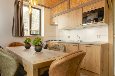Acogedora cocina y comedor en el bungalow para bebés y niños en Holiday Park Mölke, Países Bajos.