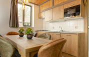 Cucina e sala da pranzo accoglienti nel bungalow per bambini al Holiday Park Mölke, Paesi Bassi.