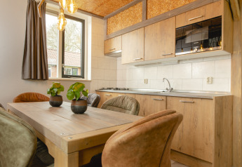 Cucina e sala da pranzo accoglienti nel bungalow per bambini al Holiday Park Mölke, Paesi Bassi.