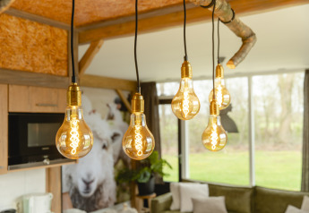 Interno con lampadine vintage nel bungalow per bambini al Holiday Park Mölke, Paesi Bassi.
