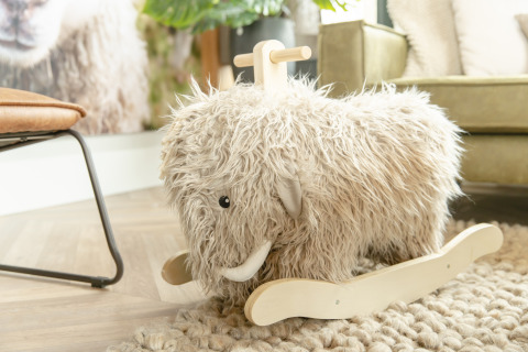 Juguete mecedor de mamut de peluche en un bungalow infantil en Holiday Park Mölke, Países Bajos.