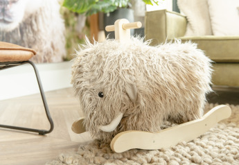 Pluche schommelmammoth in een kinderbungalow van Holiday Park Mölke, Nederland.