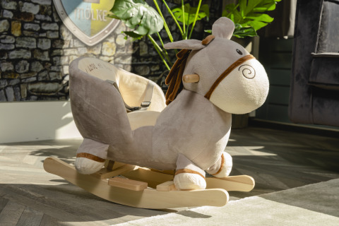 Juguete de caballo mecedora suave en un bungalow infantil en Holiday Park Mölke, Países Bajos, al sol.