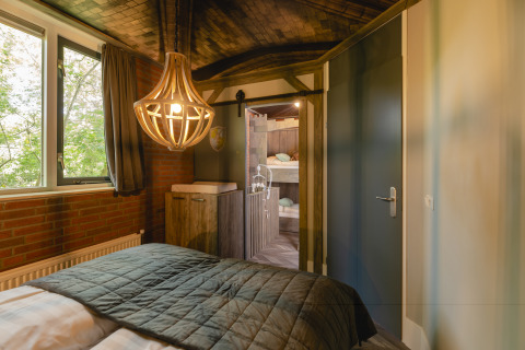 Dormitorio acogedor en el bungalow infantil de Holiday Park Mölke, Países Bajos, con literas visibles.