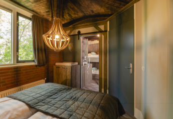 Dormitorio acogedor en el bungalow infantil de Holiday Park Mölke, Países Bajos, con literas visibles.