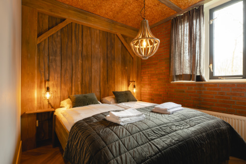 Acogedor dormitorio en la Baby & children bungalow del Holiday Park Mölke, Países Bajos, con decoración rústica.