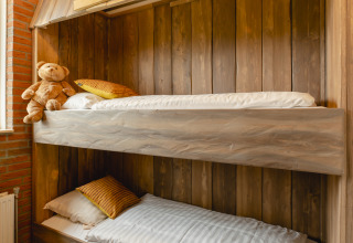 Knusse kamer met stapelbedden en teddybeer in Baby & Children Bungalow, Holiday Park Mölke, Nederland.