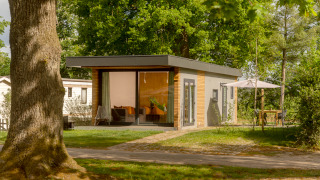 Tiny Cabin moderne au Holiday Park Mölke aux Pays-Bas, entourée de verdure et espace détente extérieur.