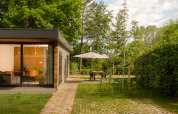 Tiny Cabin moderne avec fenêtres panoramiques et terrasse extérieure à Holiday Park Mölke, aux Pays-Bas.