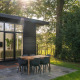 Mañana soleada en la Nature Cabin con comedor exterior moderno en Holiday Park Mölke, Países Bajos.