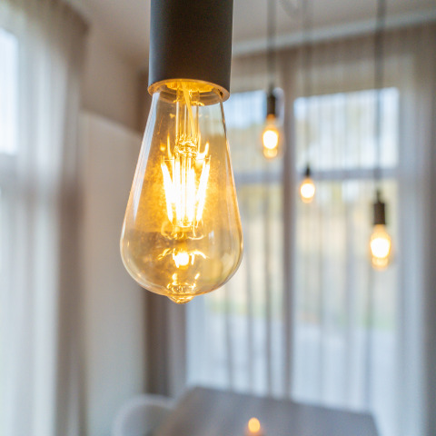 Dichtbijzicht op een brandende lamp in een gezellige hut bij Holiday Park Mölke, Nederland.