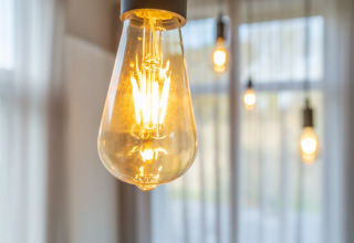 Dichtbijzicht op een brandende lamp in een gezellige hut bij Holiday Park Mölke, Nederland.