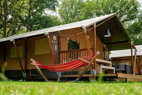 Tienda safari Villatent Nomad con hamaca y terraza en Recreatiepark de Lucht, Países Bajos