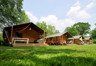 Safari-Zelte im Recreatiepark de Lucht, Niederlande, mit Veranda und Hängematte in grüner Natur.
