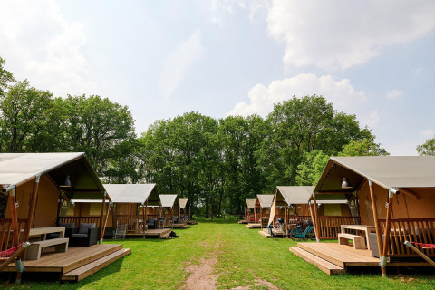 Safari-Zelte Villatent Nomad im Recreatiepark de Lucht, Niederlande, mit Holzterrassen auf Rasen.