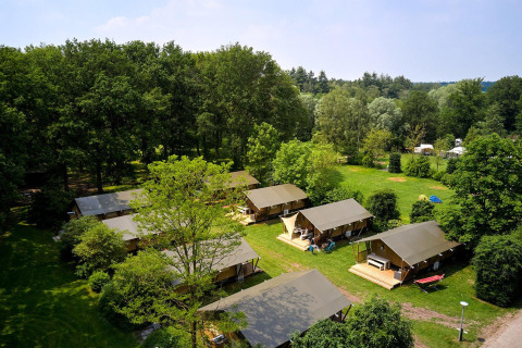 Luftaufnahme der Villatent Nomad Safarizelte im Recreatiepark de Lucht, umgeben von Bäumen in den Niederlanden.