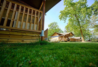 Tienda safari Villatent Ranger con terraza de madera en Recreatiepark de Lucht, Países Bajos.