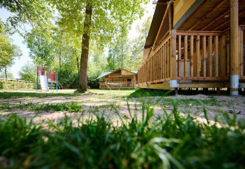 Udsigt over Villatent Ranger safari telt ved Recreatiepark de Lucht i Holland med legeplads og natur.