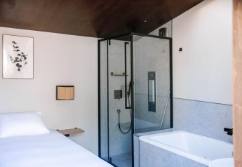 Cabaña de bienestar moderna con cama, ducha y bañera en Holiday Park De IJsvogel en los Países Bajos.