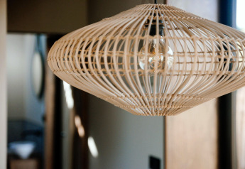 Primo piano di una moderna lampada intrecciata nel Tiny Wellness Cabin a Holiday Park De IJsvogel, Paesi Bassi.