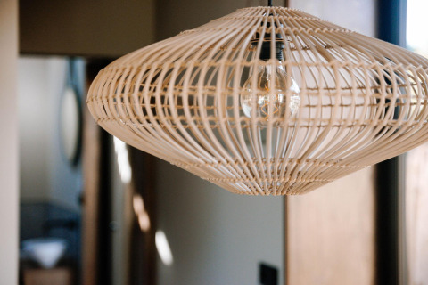 Nahaufnahme einer modernen, geflochtenen Lampe im Tiny Wellness Cabin im Ferienpark De IJsvogel, Niederlande.