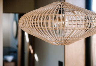 Primo piano di una moderna lampada intrecciata nel Tiny Wellness Cabin a Holiday Park De IJsvogel, Paesi Bassi.