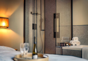 Moderne brusekabine og wellness-område i Tiny Wellness Cabin på Holiday Park De IJsvogel i Holland.