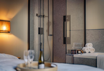 Moderna zona doccia e wellness nella Tiny Wellness Cabin di Holiday Park De IJsvogel, Paesi Bassi.